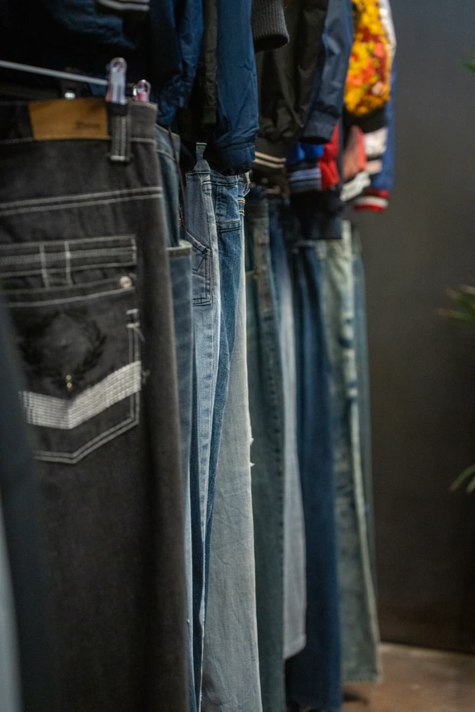 Jeans vintage sur portant
